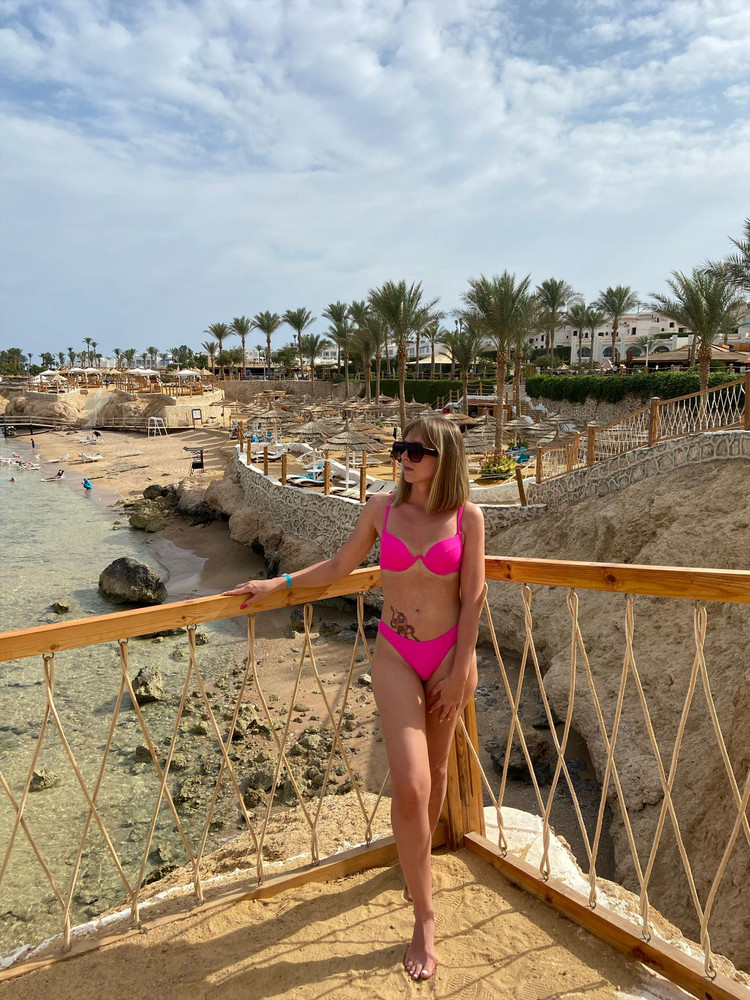 Купальник сидит оч хорошо,но есть большой минус -красится,покрасил пляжные вещи,а так же полотенца