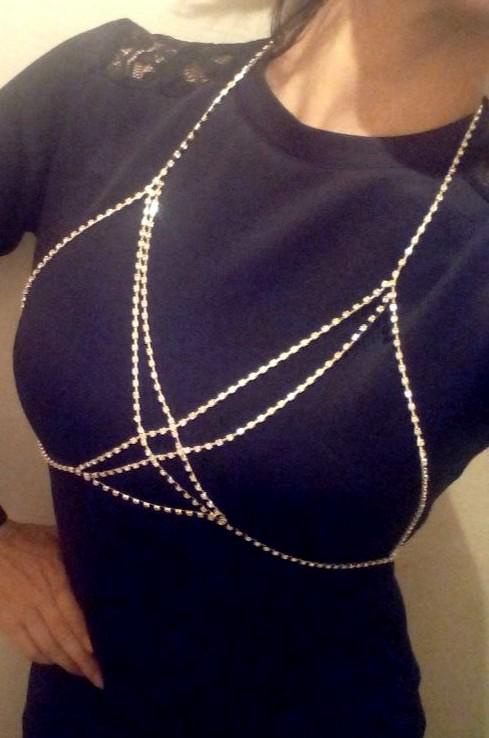 Цепочка оч крутая, пришла хорошо упакована, стразы все на месте, очень красиво блестят. А цена вообще супер. Спасибо продавцу, рекомендую.