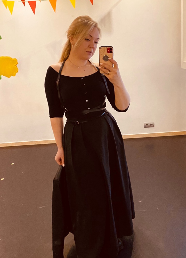 Отличная портупея, на талии на размер 48 закрылась на последнюю дырочку( талия 78см) не давит, комфортно.