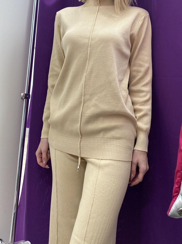 Костюм Классный, на весну-осень. Мне нужен был на зиму. Цвет немного темнее, идёт в желтую сторону. Но сел отлично, размер 42, рост 170.