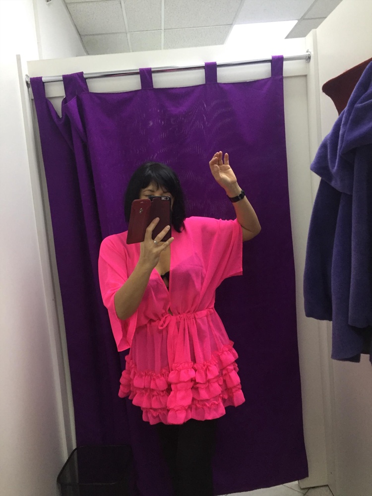 Изначально хотела фуксию,, но не было ,, заказала другие цвета ,, и успела появиться желаемая,,, когда пришла забирать открыла ее первой ,, мне понравилась как села на размер 44/46,, при росте 156,, и другие не стала открывать ,, через пару дней на море протестируем ,,,, качество понравилось ,, ткань приятная , хоть сразу и электризуется ,, но ополаскиватель в помощь ,,,, 