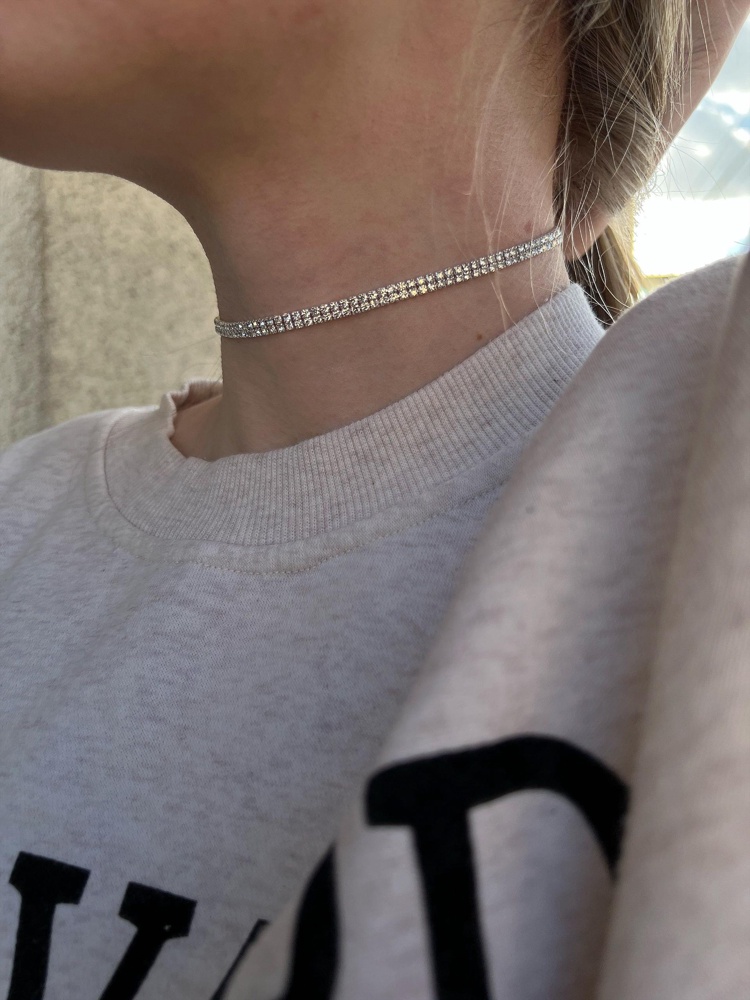 Очень довольна покупкой! Идеально сидит по шее, подходит как для повседневных образов так и для праздничных!! Заказала ещё серьги к нему. Отдельное спасибо  за упаковку 