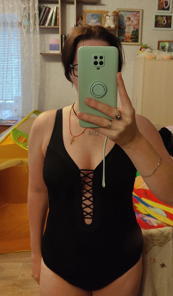 Купальник понравился. Единственное, грудь держит не очень. В остальном всё хорошо, на мою не стандартную фигуру сел нормально.