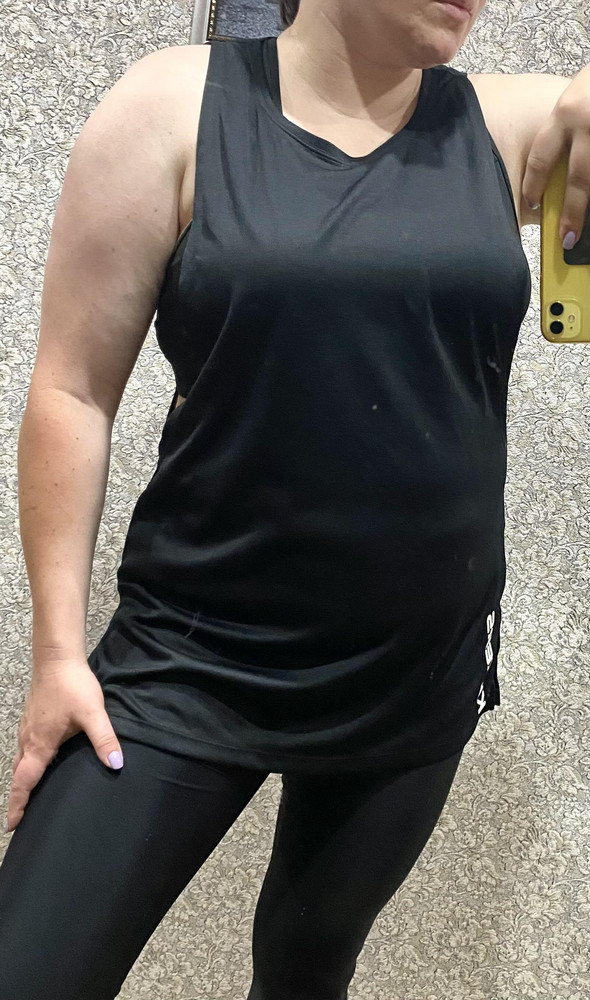 Размер соответствует заявленному.Ткань легкая,но не хлипкая.длина тоже хорошая. Прошито аккуратно.Движений не сковывает.Пойду тестить в зале.