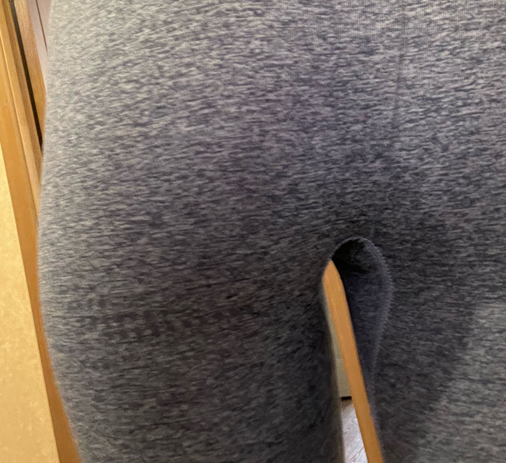 Красивый костюм. НО! После первого использования на попе пошёл шов на 3 фото видно. Очень не приятно за такие деньги.