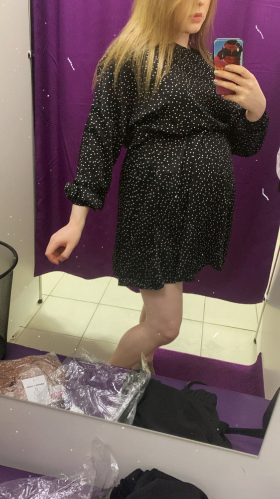 Офигенное платье, 44 размер налез  даже на меня беременную и ничего не давит совершенно (рост 164), очень рада покупке, выбрала чёрное, но оба очень зашли , надеюсь после беременности тоже будет хорошо сидеть ( не будет большим ), спасибо продавцу , за такую цену  кайф просто 🥰
