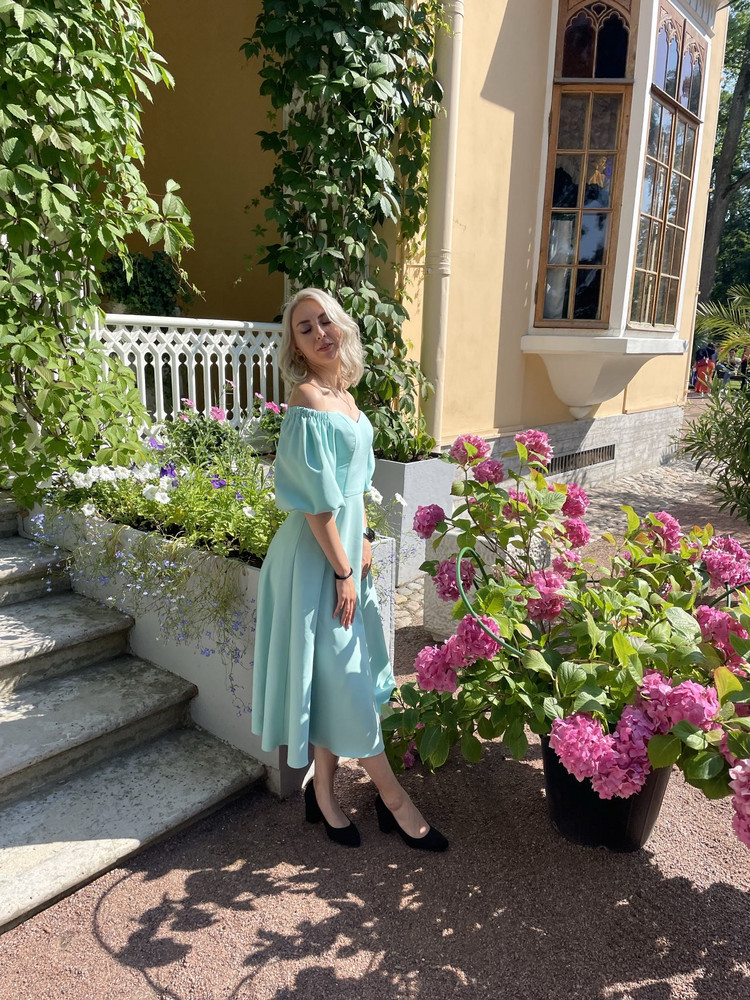 Платье действительно очень достойное, и по качеству, и по внешнему виду. Только из-за особенностей моего роста и фигуры, 40 размер пришлось ещё больше ушивать в ателье. По итогу сидело отлично! Чувствовала себя в нём феей🧚🏻‍♀️