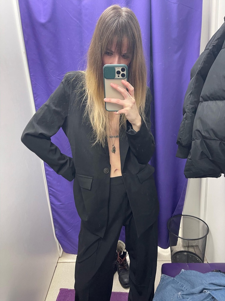 Костюм прекрасен, спасибо. Мой рост 173, брюки не короткие, широкие, жакет сидит отлично и спасибо за плечики в нём))