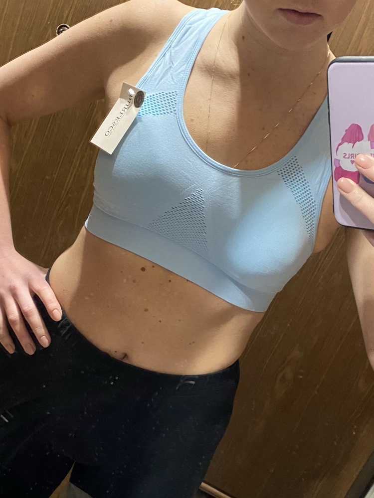 Хороший топ. Поролон я сразу убрала, с ним неудобно заниматься. Пошит добротно. Цвет немного искажён.