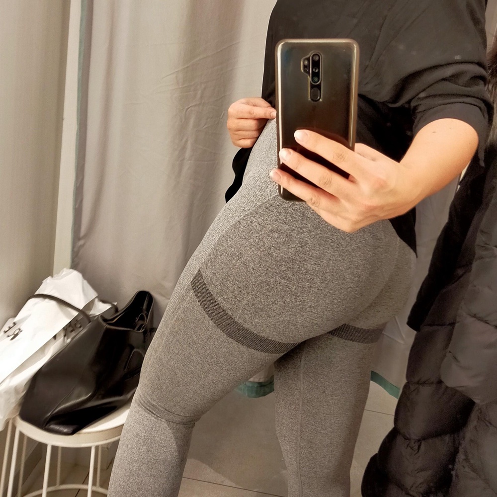 Отличный товар. Фигуру моделирует - резинка плотная, но не давит, всё в меру тянется. Попа смотрится огонь. Я ни разу не спортсмен, а кажется, как будто только из зала. Заказала ещё одни.
Из минусов - по одной ноге по шву пошла нитка, но это не критично, на шов и целостность ткани не влияет, обрезала ее да и всё.