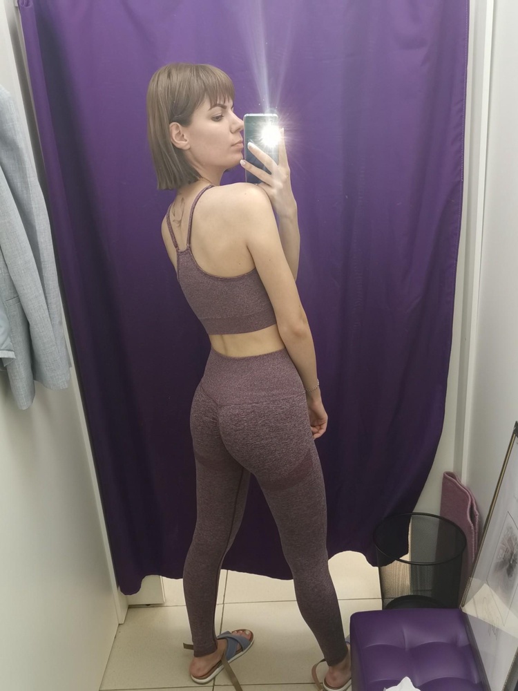 Костюм очень хороший. Радует, что топ с чашечками. Швы ровные, качественные. Единственное, не понимаю для чего утяжка на попе. Это конечно все красиво, но приседать будет не удобно. Для кардио точно подойдёт. По поводу упражнений на растяжку есть сомнения, выдержит ли ткань.