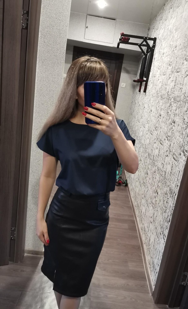 На свой 44й размер взяла 42, села отлично. Ткань плотная, лёгкая, не просвечивает.