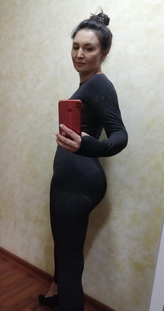 Собрала комплект леггинсы, топ и рашгард. Хорошо, что можно купить разные размеры верха и низа. Хочу отдельно написать про леггинсы. Они очень удобные, пояс с утяжкой, то что нужно 👍 Ткань дышащая, длина леггинс для меня идеальная! Благодарю ❤️