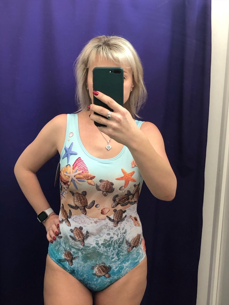 На удивление сел лучше трёх других альтернативных фирм.Заказала расцветку просто ради интереса.И выбрала его.))Комфортно сел и внизу и спинка не глубокая и лямки не разъезжаются.Вот прям все как надо.Для лечебных занятий в бассейне-самое то.Буду вызывать восхищенные взгляды бабусек))