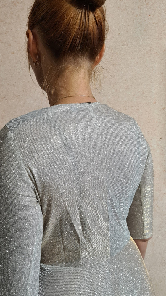 Платье не соответствует фото в каталоге спина полностью закрыта , и по всему полу пришить какая то ткань , что бы он стоял , зачем ????