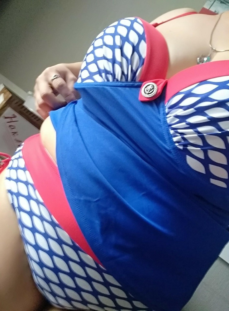 Брала 60, моя грудь тяжёлая и не маленькая 116 в обхвате. А бедра мои 112 в обхвате. В итоге сиси свалились вниз , вообще их ничего не поддерживает. А плавки  подошли неплохо. Ткань не плохая, но под такой купальник подойдёт грудь, которая стоит колом. Купила из за плавок за 560 р. Смех да столько, я представила, что плаваю , чашки на моем подбородке, а сиси на плавках.