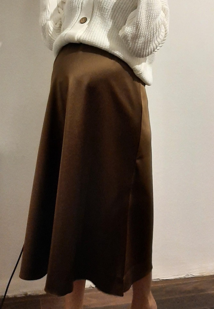 Потрясающее качество по такой цене (1175р.). Ткань плотная, не слишком струящаяся. Достаточно длинная на рост 170. По размеру не подскажу, заказывала 50 на восьмом месяце беременности. Свой 44. Села отлично