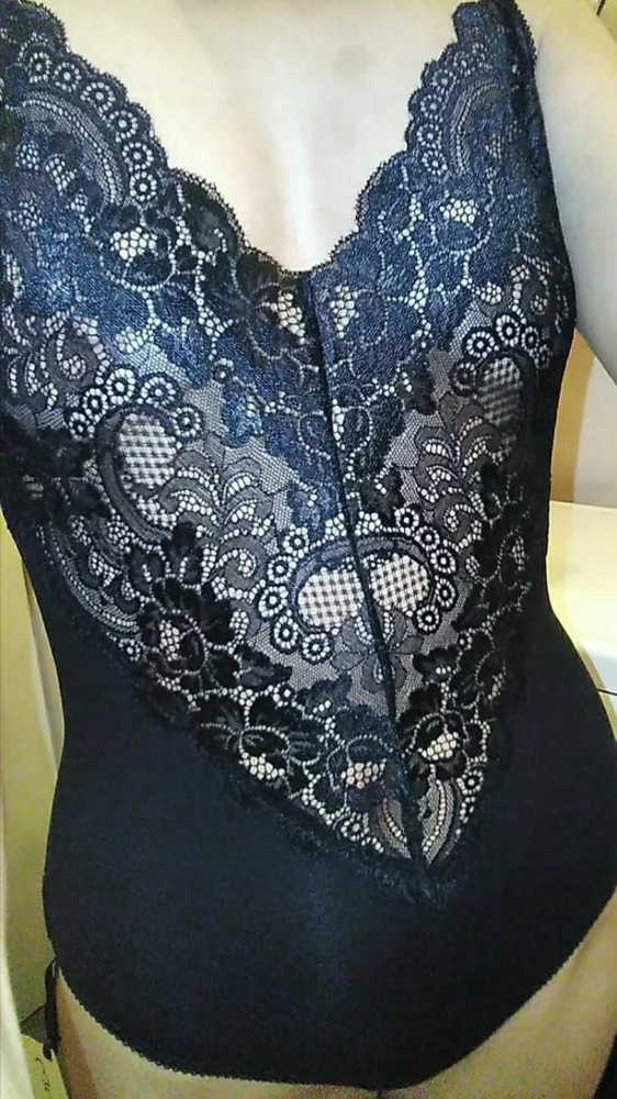 Приятное боди. Размеру соответствует. Кого не смущает "потеря" и без того небольшой груди, смело покупайте))