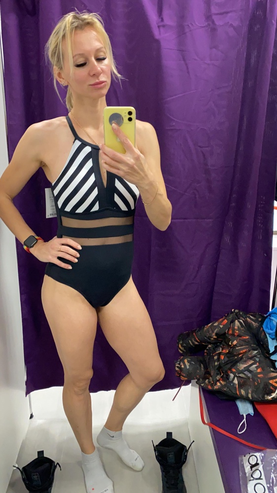 Взяла два купальника ,соответствует размеру !Качество хорошее,очень красивая спина у закрытого!рекомендую )