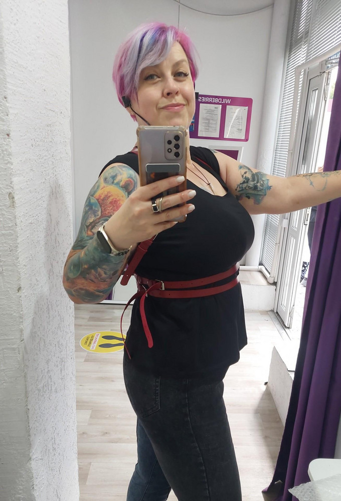 Выбрала красную, не так мрачно как черная ... На грудь 4-5 размера подошла как видите, ношу 50-52. Рекомендую.