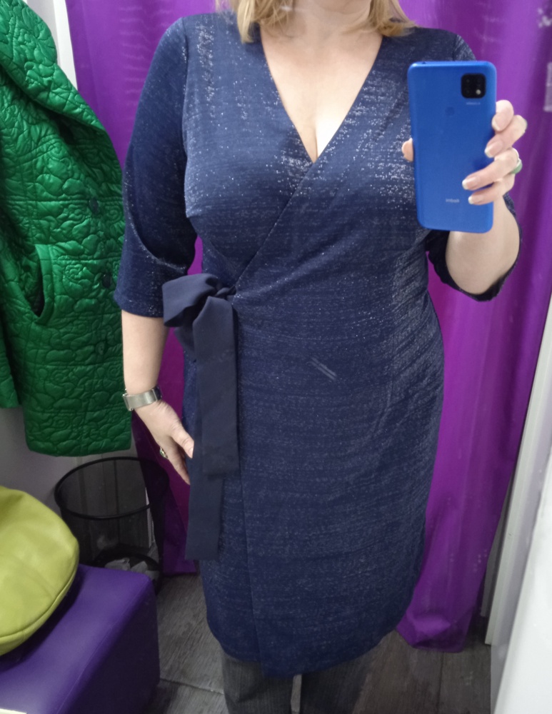 Взяла сначала 52 маркировку на ОГ104 ОТ83 ОБ110, потом перезаказала 54 р-р. На фото сначала 52 р-р на мне, потом 54. Если хотите, чтобы низ и декольте не сильно распахивались, то лучше, на мой взгляд, брать на размер больше. В 52 размере был брак: по передней полочке стянут шов, поэтому ткань пузырилась(на 3-м фото видно) . В 54 всё швы идеальны. Ткань шелковистая, мягкая, приятная на ощупь. Люрекс не колется. Изнаночная сторона, лицевая и пояс см. на 4-м фото. На 5-м фото 54 размер на мне. Покупкой довольна, рекомендую. 