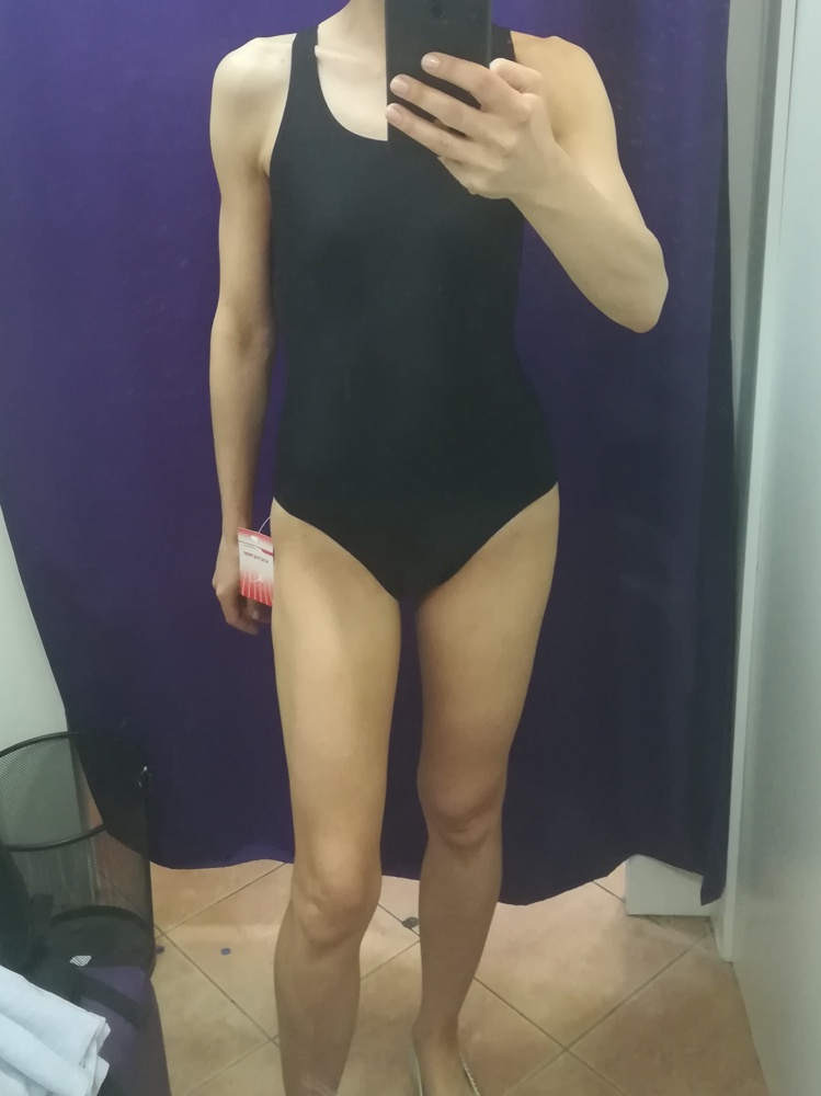 На мой размер 42, рост 170 см. Не подошёл Даже 46 размер.. По швам купальник сидит в облипку и давит, плавать в таком будет не удобно. Как видно на фото фигура худощавая, грудь очень маленькая, видимо у производителя что-то не так с размерной сеткой, просьба к магазину не снимать %... Что касается работы магазина, купальник пришёл во вскрытой упаковке, вывернутый на изнанку, в белых пятнах. Отдельно хочу написать о качестве работы сотрудников пункта выдачи: безразличны, ведут себя так, как я их отвлекаю от их личных дел, матерятся. Последнее особенно неприятно, так как приходила с ребёнком.