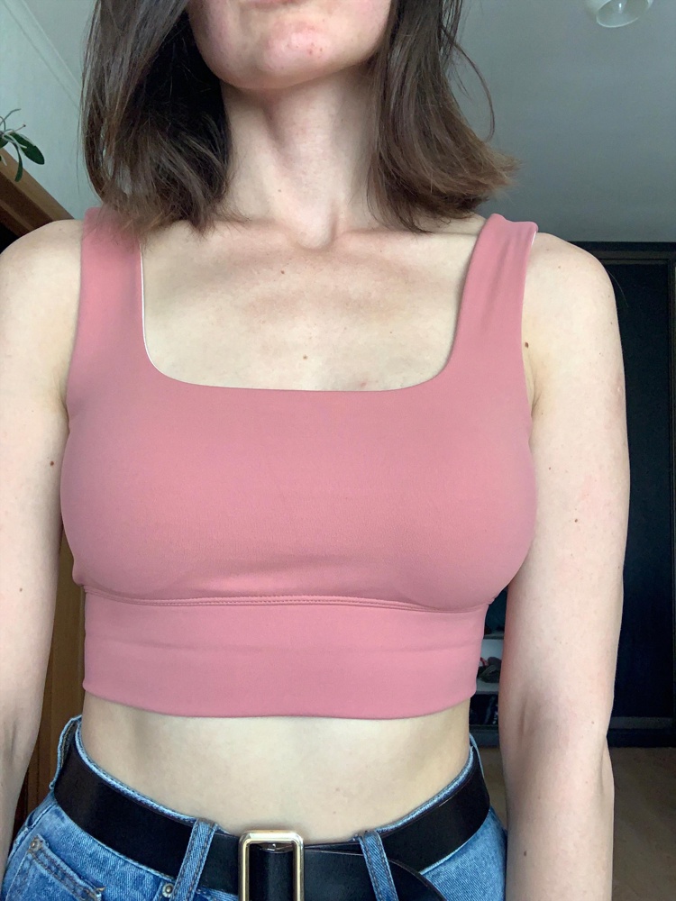 Отличный топ, удобный. Размер подбирала по размерной сетке и все подошло. На размер S подошёл M. Одевается легко, приятен к телу. Покупкой довольна на 100%. Буду заказывать ещё, топ супер! 