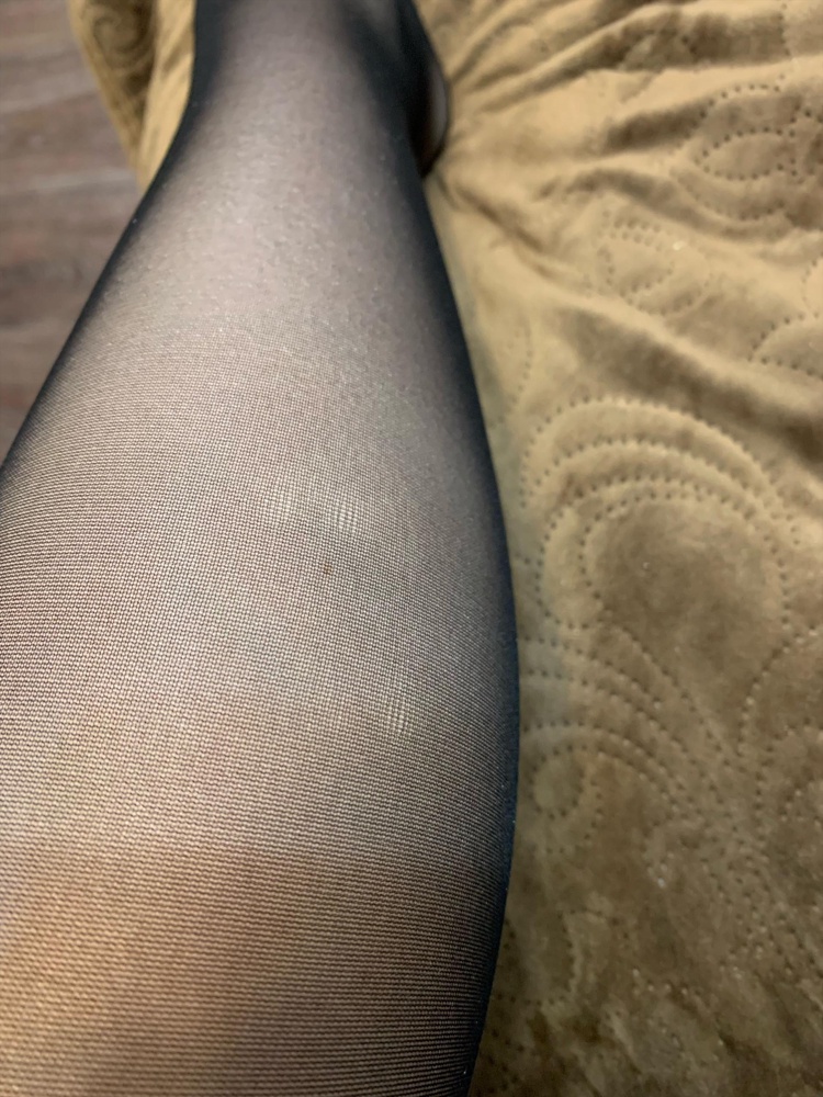 С браком. Проплешины на двух ногах в районе икр. Затяжки тоже уже шли в комплекте. И картинка не соответствует, упаковка была другая. Пофиг на упаковку. Если бы не проплешины и затяжки, то было бы хорошо. И размеру соответсвует и лайкра хорошая.