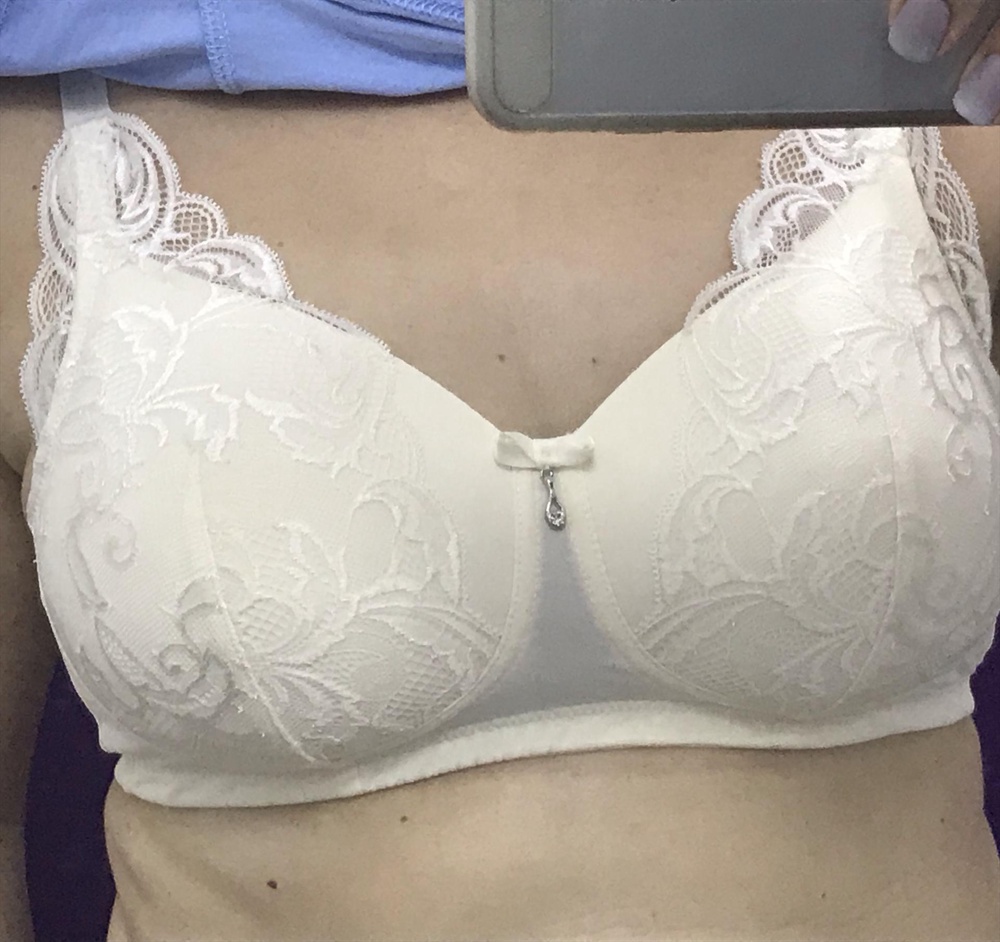 Превзошёл мои ожидания! Вещь конечно не дешёвая, посмотрим как будет в носке. С размером угадала сразу. Форму держит прекрасно, красивый, удобный, кармашек для протеза - хб, что очень важно! Хочется чтобы белье было красивым, а не «бабушкиным», как у большинства производителей! Если сравнивать с бюстами, которые я покупала 4 месяца назад (два за 3000 руб.),  да этот конечно дороже, но более дешевые: через 3 месяца один потерял свой внешний вид, а второй так вообще... крепление лямки пластик, сломалось и все на этом. Надеюсь это белье меня не разочарует. А сейчас я очень довольна покупкой, советую, если хотите красивое, нарядное и удобное белье! Единственное, что цвет на сайте более белее, в живую больше похож на цвет «Чайная Роза». Спасибо производителю (надеюсь на больший ассортимент и доступную цену) и Валдберрис за возможность приобрести спец. белье у вас на сайте с примеркой.