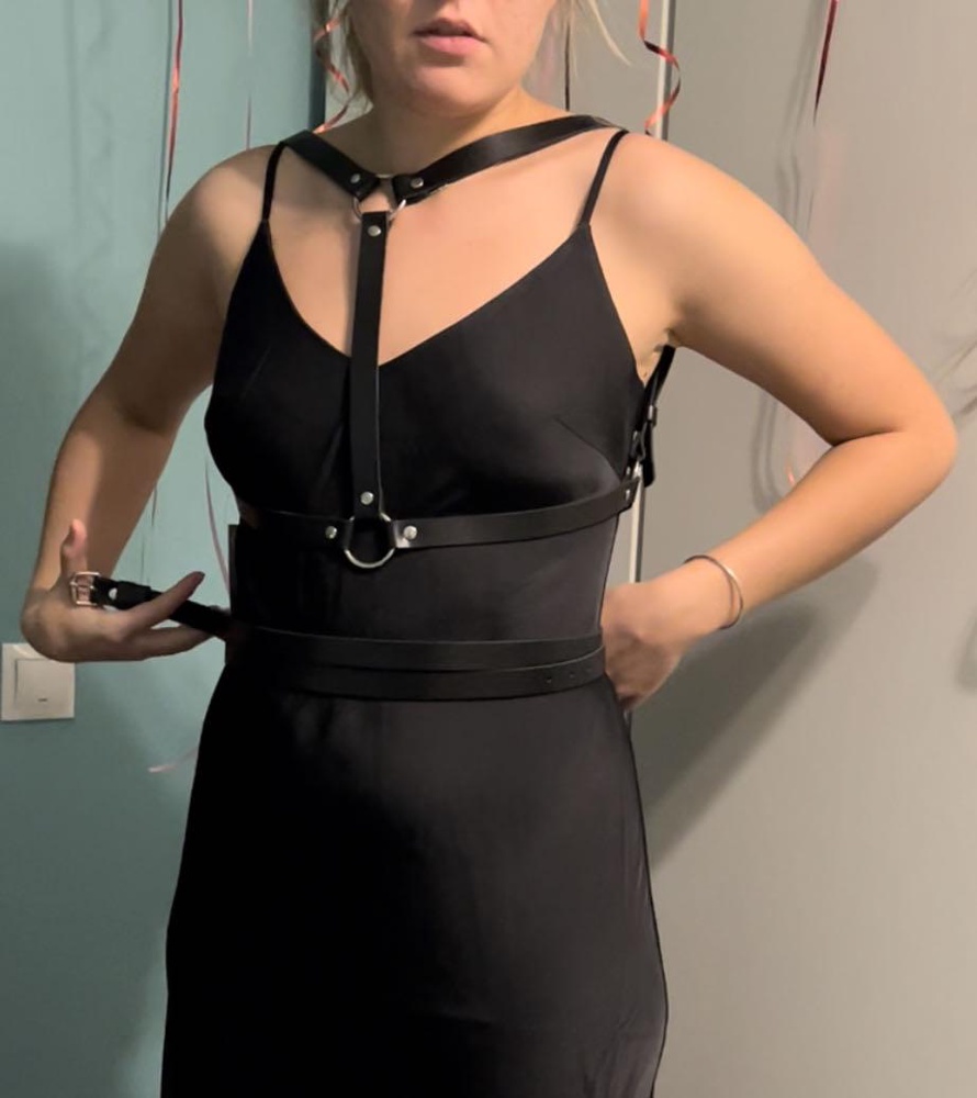 Лучшая покупка месяца! Да,чёрные катышки и правда есть, так ведь это потому что это натуральная кожа. Стряхнул их и пошёл 😅 они не красят и вообще не беспокоят. у меня все катышки с портупеи ссыпались в первый день и я теперь просто радуюсь жизни и по всякому ее завязываю 🥰