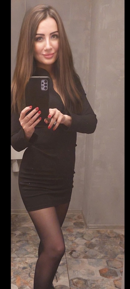 Спасибо большое производителю, платье 🔥💯В свои 43 чувствую что 23)Заказывю второй раз ,так чудо парикмахеры его испорили ,фото тоже прложу !Красители не помогли !(Смотриться шикарно 💯Мои размеры ,груди 2 .Ростом 152 ,бедра 90!Не пишите ерунды если не вмещаетесь или фигура не под это крой !Мужикам смерть 😂Молния в сломалось в старом заказе ,но тут сама виновата скорее !Старое отдало в ателье убрать ворот ,смотрится тоже норм ,но не так вульгарно с первоначальном виде от производителя 💯💋Благодарю ❤️