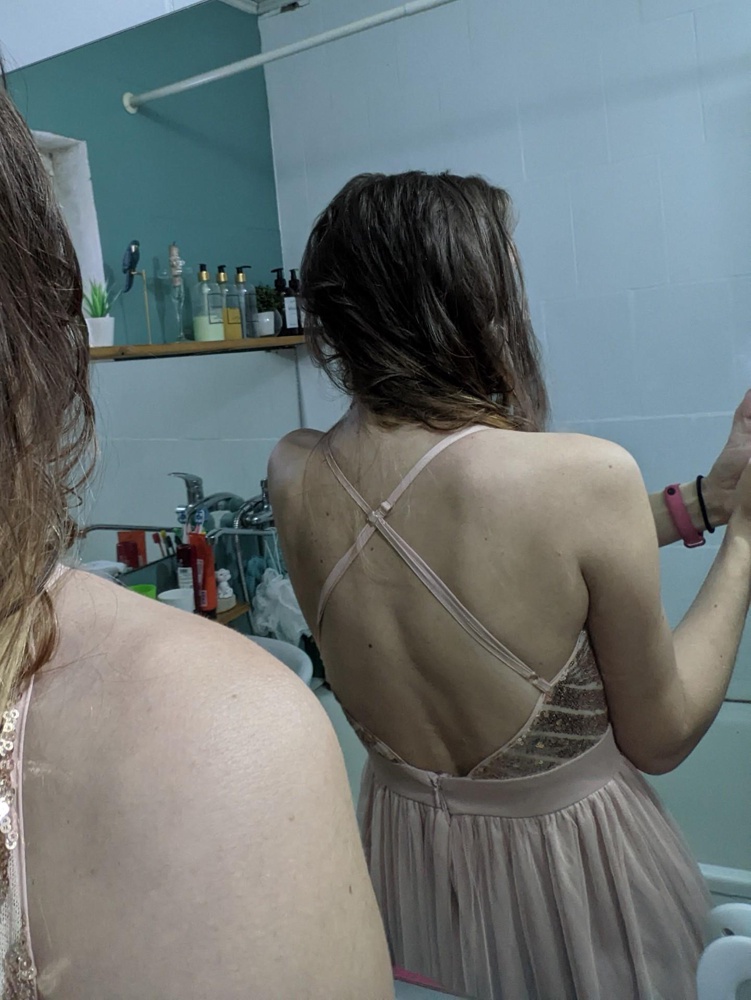 Первые 2 фотографии с бюзгалтером, третья без него, думаю комментарии лишние 🫣. Пересмотрела все варианты, чтобы и грудь держало и чтобы спина открытая, эта модель единственная, а ещё и за такие маленькие деньги. На спине внизу в ходе вечеринки конечно было потом видно, но не критично, лучше я ничего не нашла. К покупке рекомендую. Кстати, у меня груди после двоих детей.