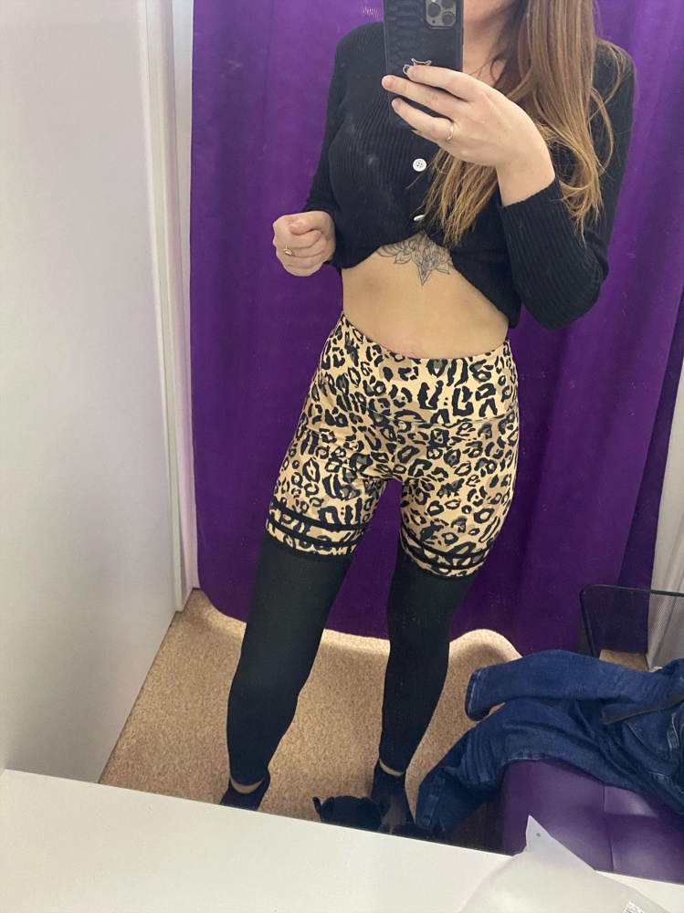 На 5+. Шикарные тайтсы. На ОБ 89 взяла 44 и не прогадала. Если бы были меньше, попу плющили бы немного. Очень удобные, просто огонь 🔥 