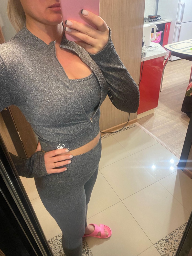 В целом по качеству 5 из 5! Но есть и нюансы на которые можно закрыть глаза) пояс хорошо утягивает живот👍🏻швы прекрасно выглядят, буквы не отклеиваются, все ровненько приклеены. Чашечки из топа достаются👍🏻Сидит костюм плотно. Фиксатор замка присутствует👍🏻Минусы у рашгарда: горловина идёт волной( не критично) но внешний вид портит. У топа резинка по грудью плохо держит, при прыжках и беге будет не комфортно, но если сверху будет рашгард, то фиксация будет хорошей. Самый большой минус это шов на попе🙈😁