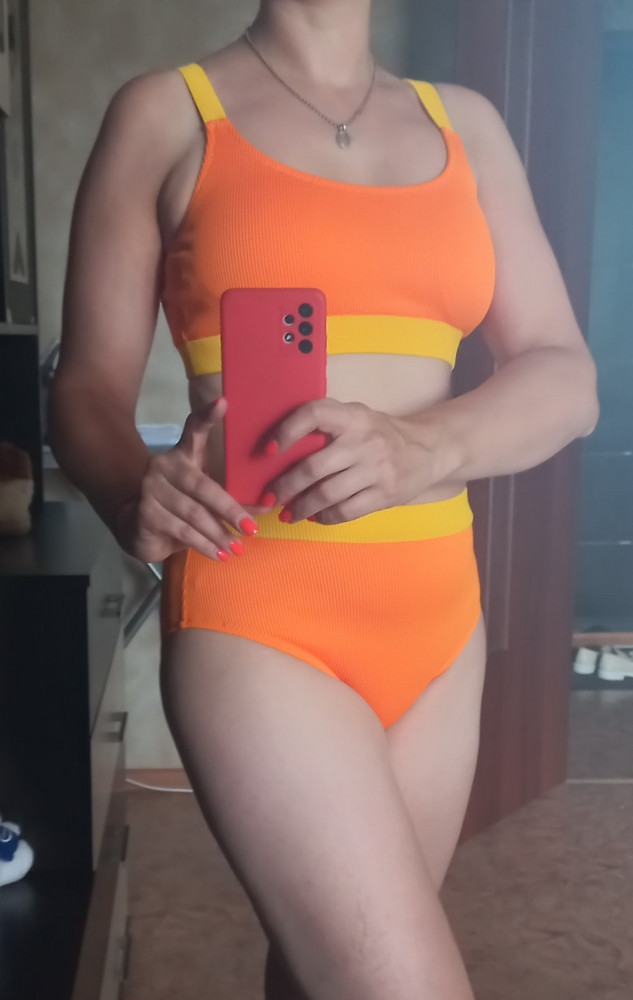 Яркий, удобный. На 46 российский размер подошёл 42 производителя. Правда нитки торчат... а так вполне достойно.