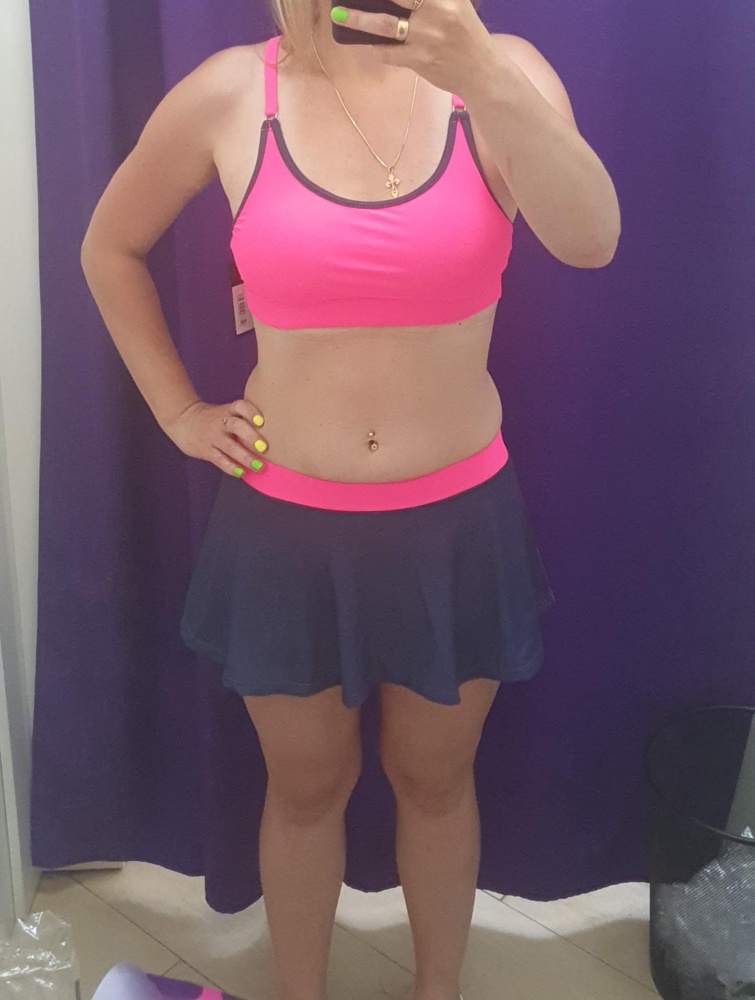 Очень хороший купальник! Брала два размера 42 и 44! Розовый и коралловый! Оба оказались как раз. Если честно не заметила разницы в размере, оставила коралловый из-за цвета. Очень насыщенный цвет! Качество хорошее.