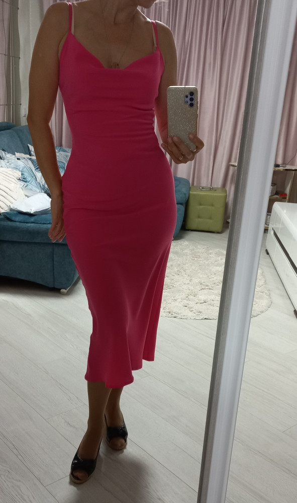 Шикарная фуксия!Шикарное платье!Платье + цвет = 💥 Действительно ткань плотная,минимум блеска!Но на мои параметры 90-65-95 оно в реальный  обтяг🤣не вздохнуть не поесть,я даже желудок через него свой вижу!Буду ждать М !