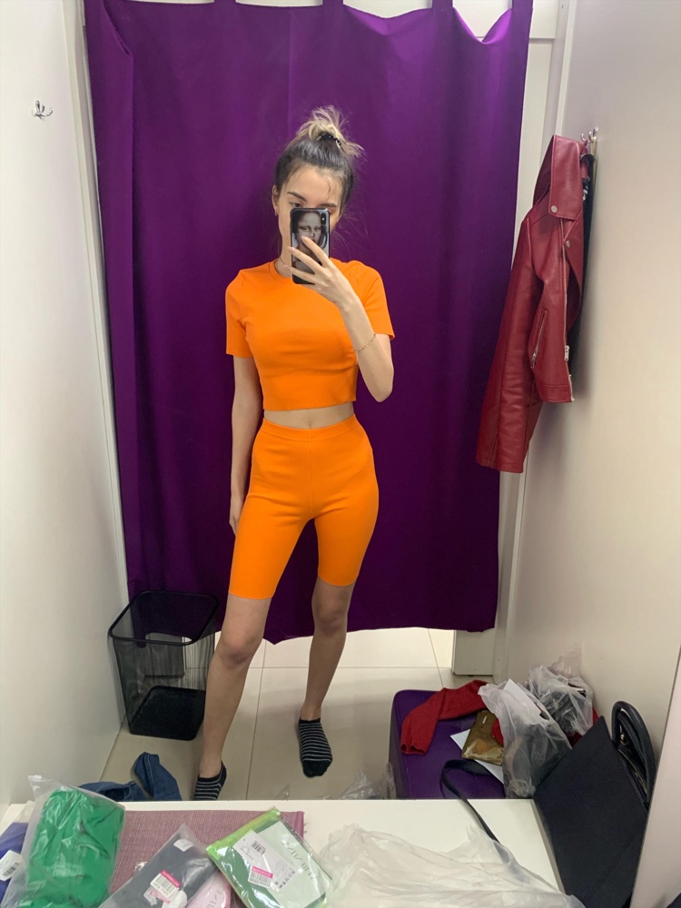 Брала размер s, сел идеально, качество супер. Цвет такой же насыщенный как на фото