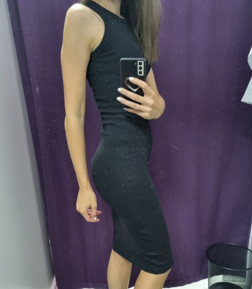 Платье отличное, удобное, садится по фигуре и подчеркивает выгодные места))