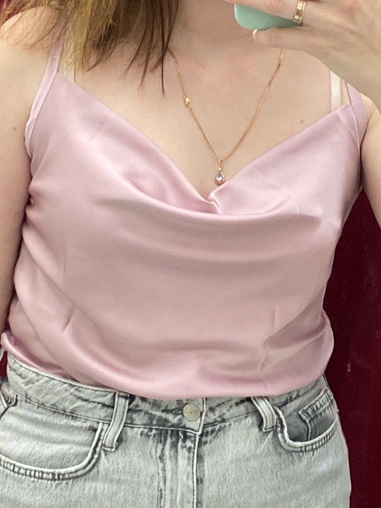 Сшит качественно, сел хорошо, ткань приятная. В области декольте ложится красиво, не смещается при движении. Бретельки регулируются.