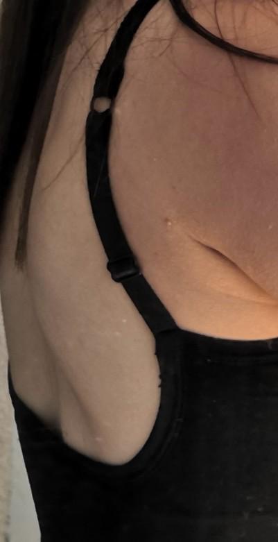 По размеру идеально. 
Из недостатков:
 1)небольшая дырка, что мало приятного.
2)сзади лямки пришиты ближе к краю, лично мне доставляет дискомфорт, как-будто лямки сейчас слетят с меня.