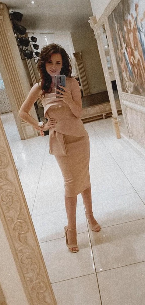 Девочки, платье просто бомба)) очень переживала что буду в нем как гусеница, ибо не хватает изгибов и округлостей. Но село как на Боженьку . Цвет красивый, благородный, пудрово-розовый. На объемы 80х68х90 взяла размер 42 и он подошёл идеально. Есть один существенный минус: очень плохо держится лиф, у него нет силиконовой строчки. И с силиконового бра он тоже сползает. Танцевать практически невозможно.