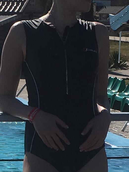 На 42-44 подошёл 44, 42 жал в плечах, купальник понравился, брала для бассейна, для моря думаю будет плотный, хорошо утягивает, в лифе есть чашечки. 