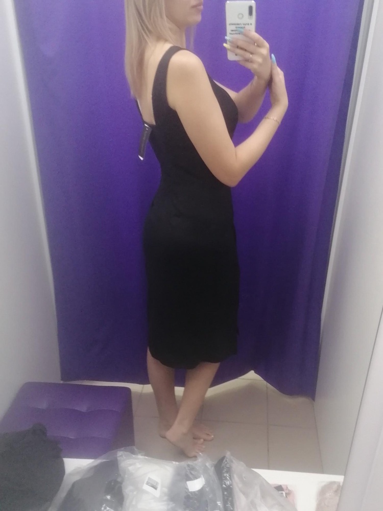 Платье просто огонь🔥🔥🔥Ткань плотный хлопок, не просвечивает. На рост 180 село отлично! Идёт размер в размер!