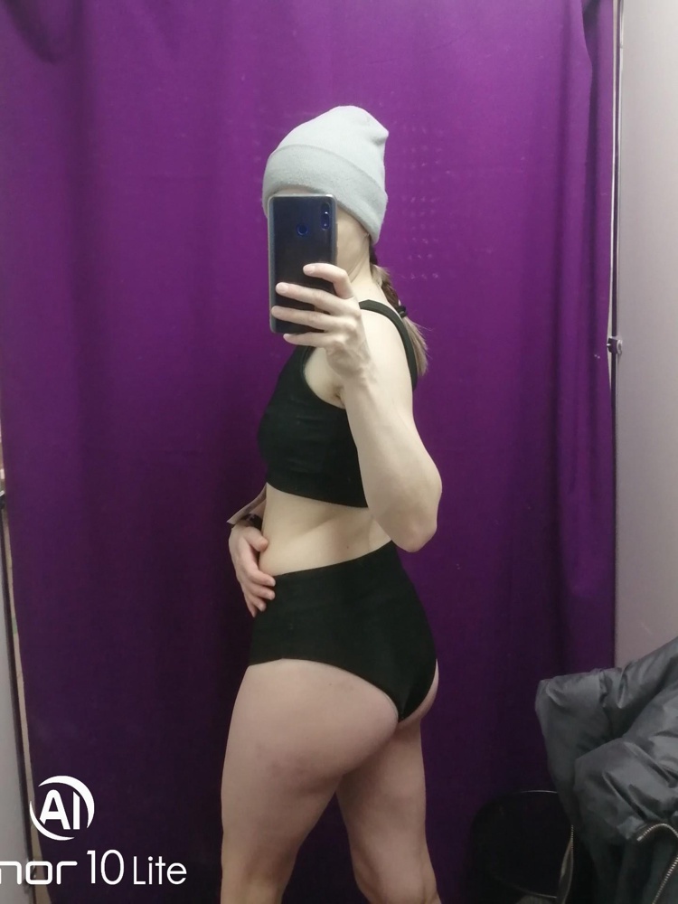 Двойная ткань, прошит очень качественно. Из минусов - отсутствуют вкладыши, но прорезь есть; отсутствовала гигиеническая наклейка на трусиках; трусики и снизу топ слабовато прилегают, не утягивают. И цвет - скорее глубокий тёмно зелёный. Но в целом очень отличная вещь, забрала!!!