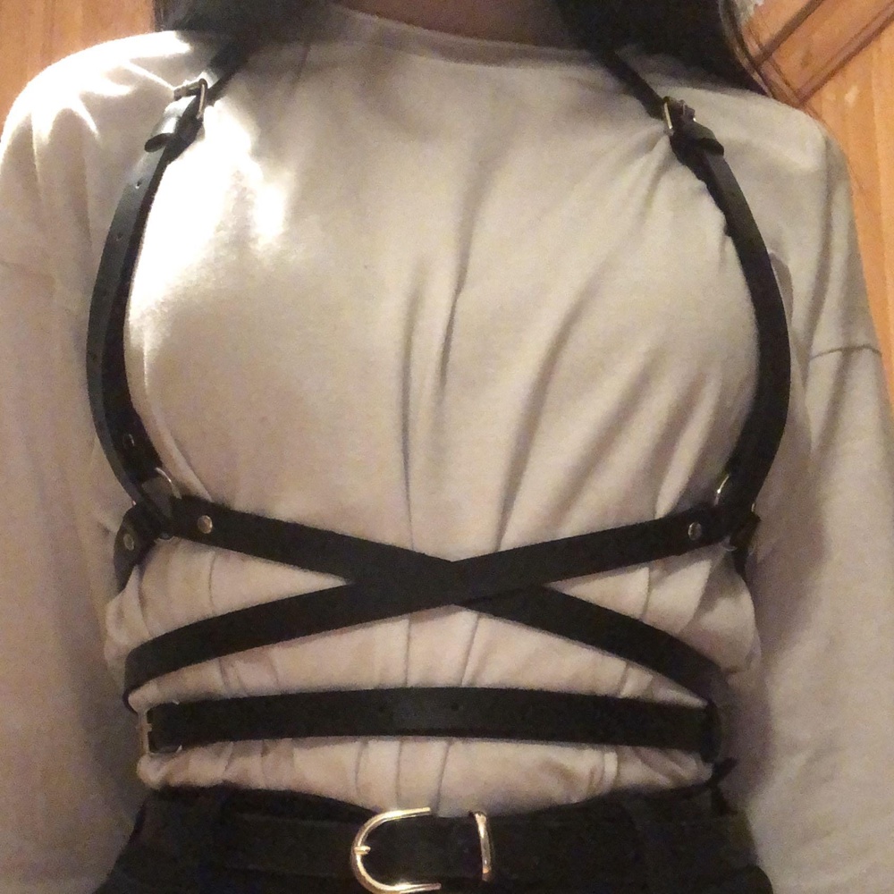 ремешки регулируются, есть малость неприятный запах, но думаю со временем исчезнет, в так всё круто 