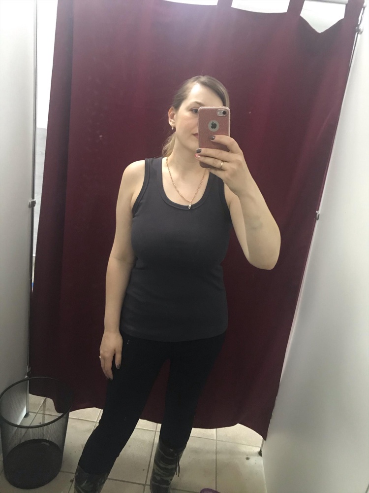 На ог 100 взяла 50 размер. Села отлично. Качество маечки на высоте. Плотный трикотаж. Швы ровные. Возьму в других цветах. 