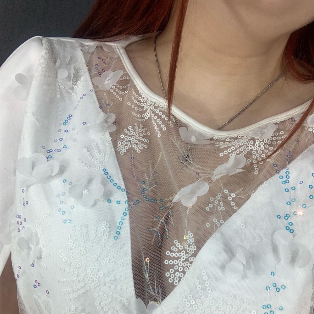 Очень сильно удивил этот набор когда достала из пакета лифчик как будто весь кривой но решила все таки померить, повыше подняла лямки и сел идеально даже грудь появилась🤣 Пушапа не так и много как думала будет но все равно хорошо смотрится, швы ровные пару ниток торчат но это не страшно НО ТРУСЫ  ужас сидят не очень удобно но размер мой и внешне они не очень от другого комплекта так же бесшовные трусы шикарно смотрится так как немного завышенные. Сам лифчик совету он шикарен под глубокое Декольте самое то😻. Минус одна звезда только за трусы 