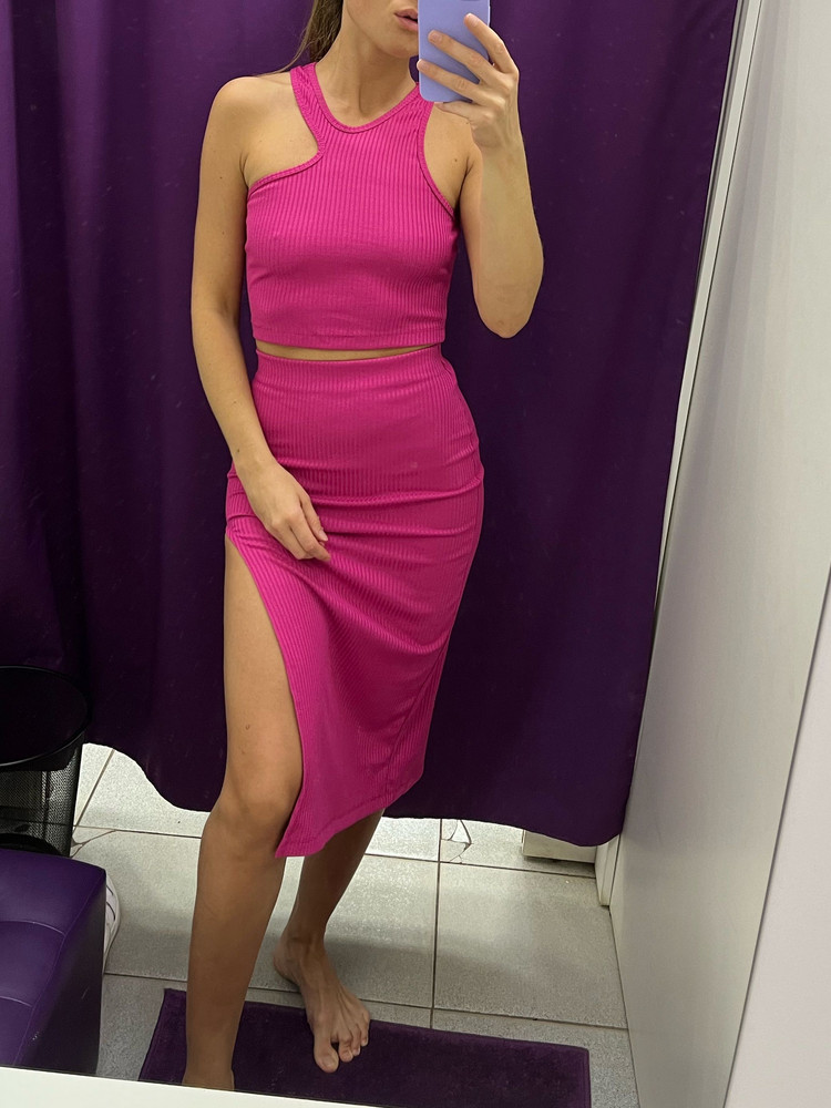 Костюм неплохой. Мне показалось, что до меня его никто ни разу не примерял. Швы ровные, нитки не торчат. Ткань тянется, но не сильно. Цвет темнее, чем на фото продавца. Справедливости ради, на моих фото он тоже почему-то ярче, чем в реальности.