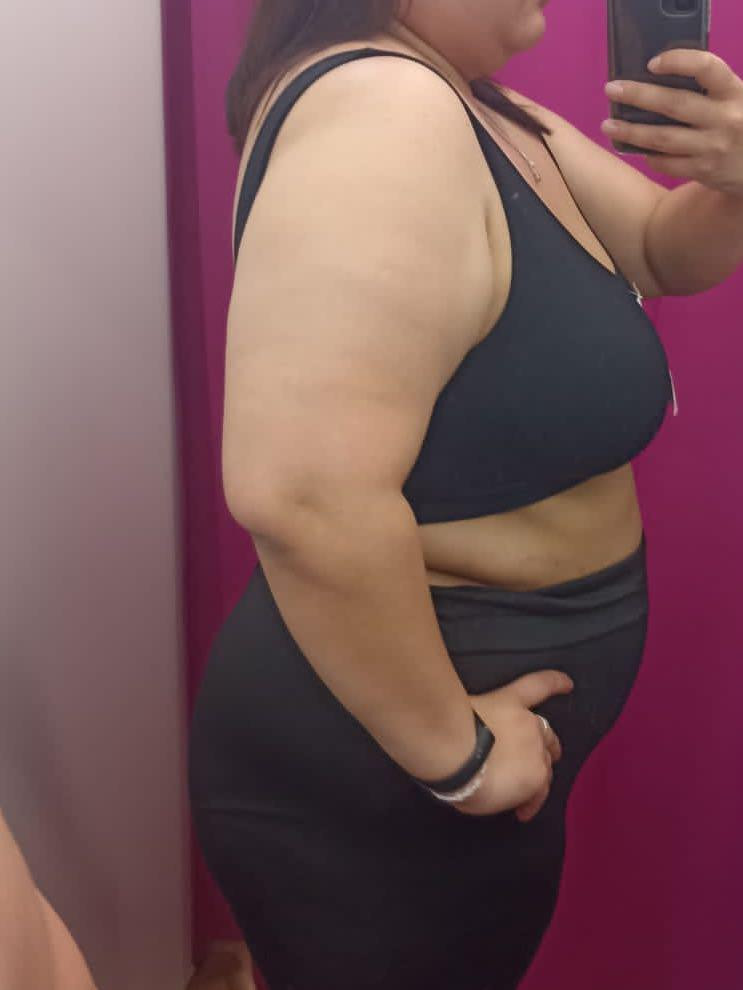 Для занятия спортом не подойдёт.Грудь не держит!Размер соответствует.Тряпочный.